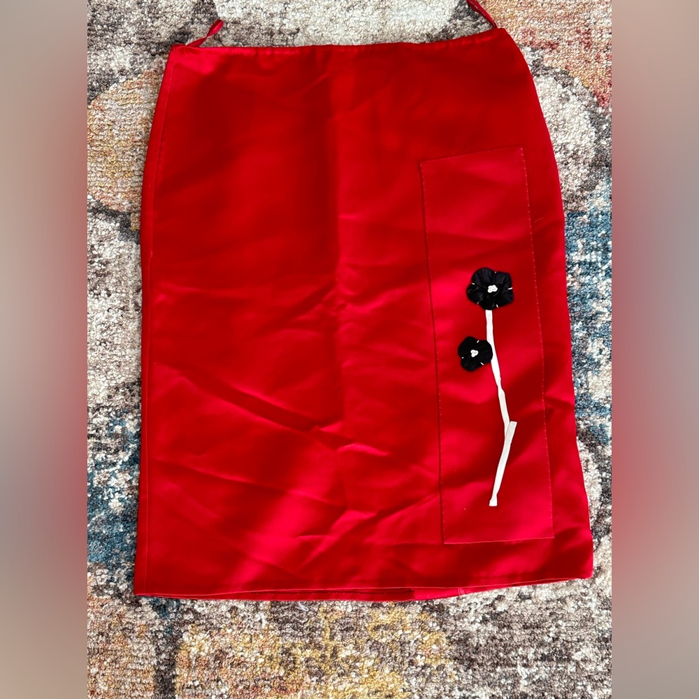 PRADA red silk SATIN FLORAL APPLIQUE Pencil Skirt 40 S